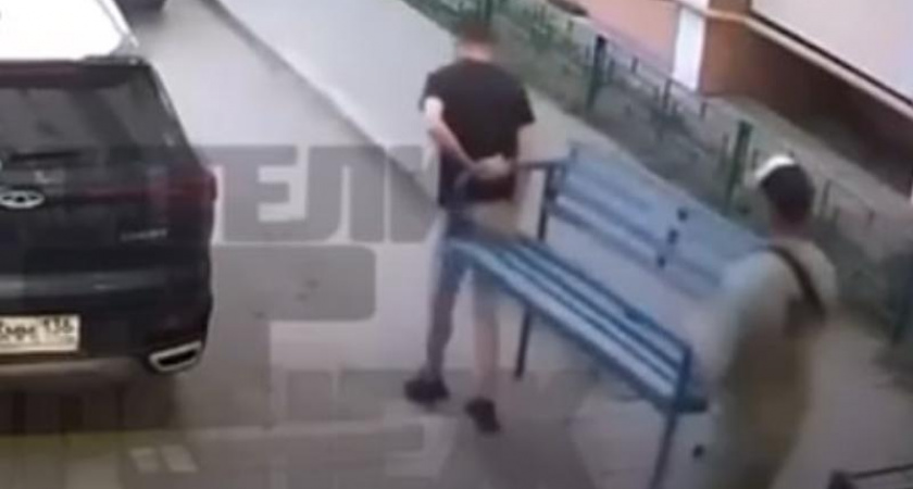 Неизвестные похитили лавочку с детской площадки в микрорайоне Тенистый