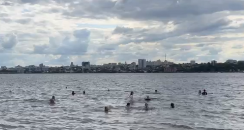 Воронежцы устроили массовое купание в парке «Дельфин» в первый день лета