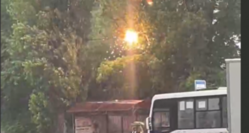 Провода заискрили над остановкой в Воронеже