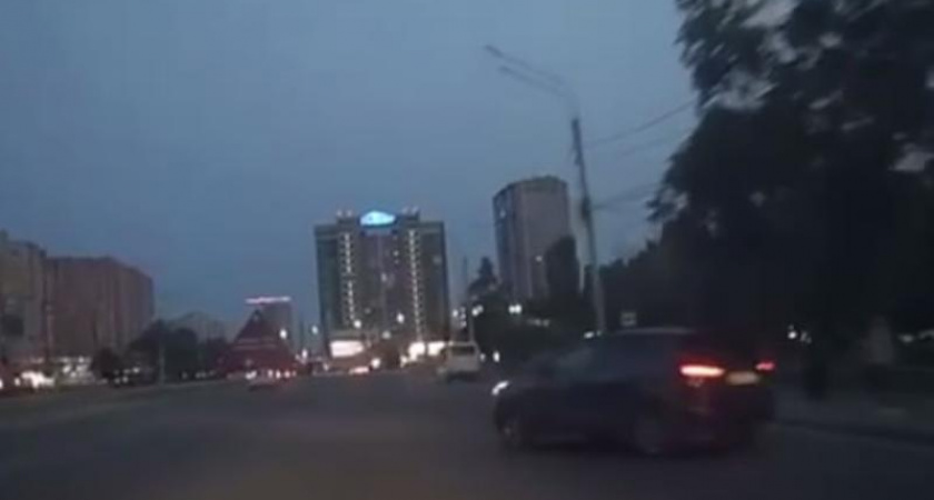 Водитель выехал на дорогу в неподходящий момент и едва не спровоцировал ДТП в Воронеже