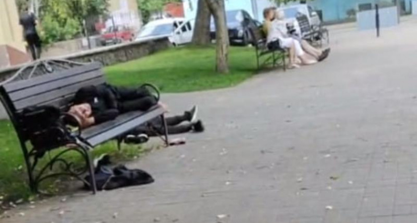 Спящие на газонах мужчины испортили семейный отдых в Романовском сквере