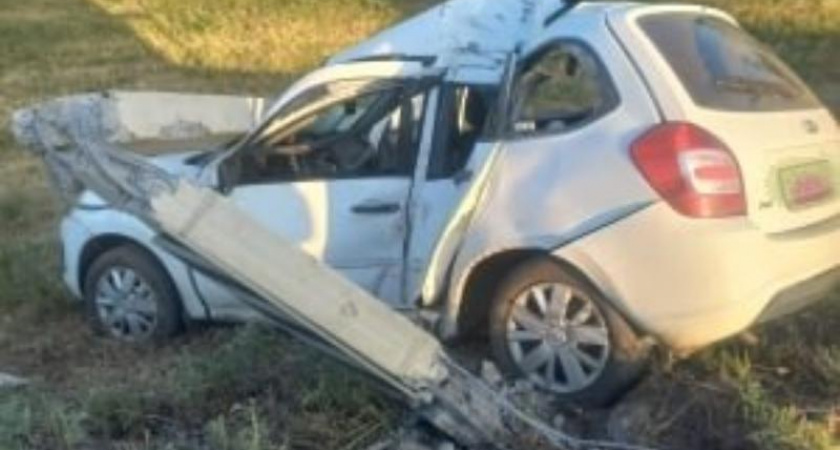 В Воронежской области автомобиль снес столб ЛЭП, пострадали три человека