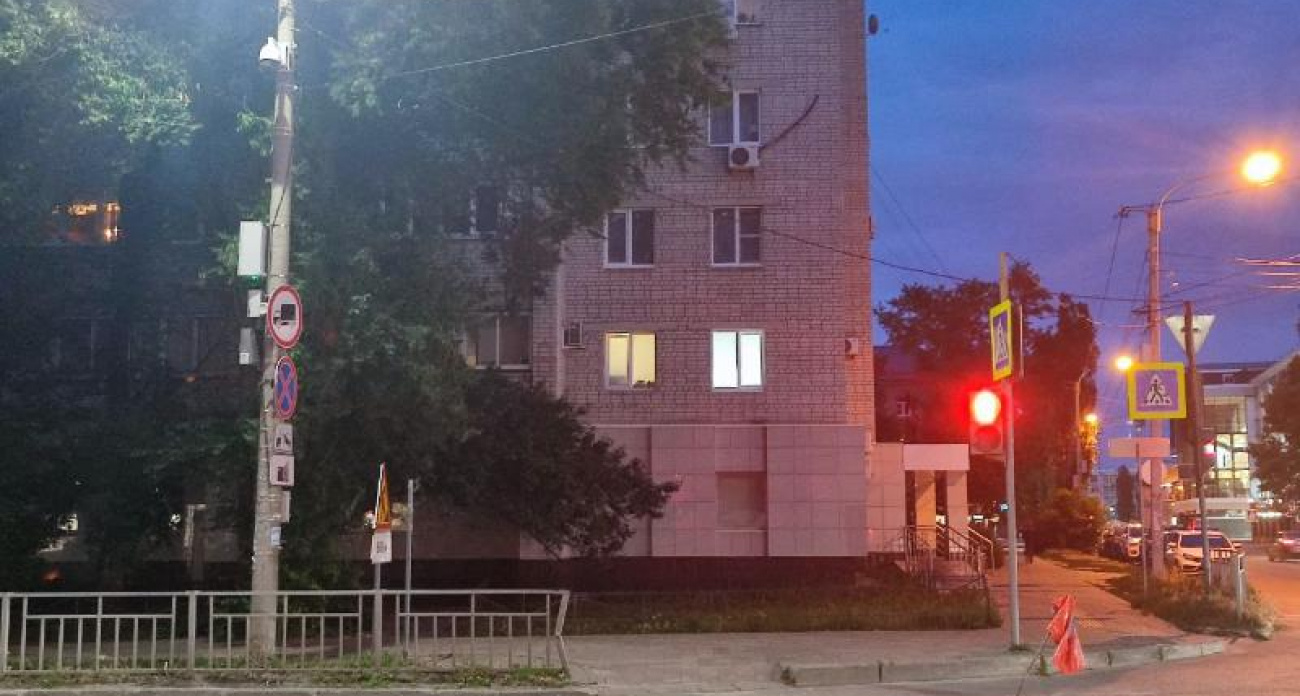 На улице Переверткина в Воронеже образовался очередной провал в асфальте