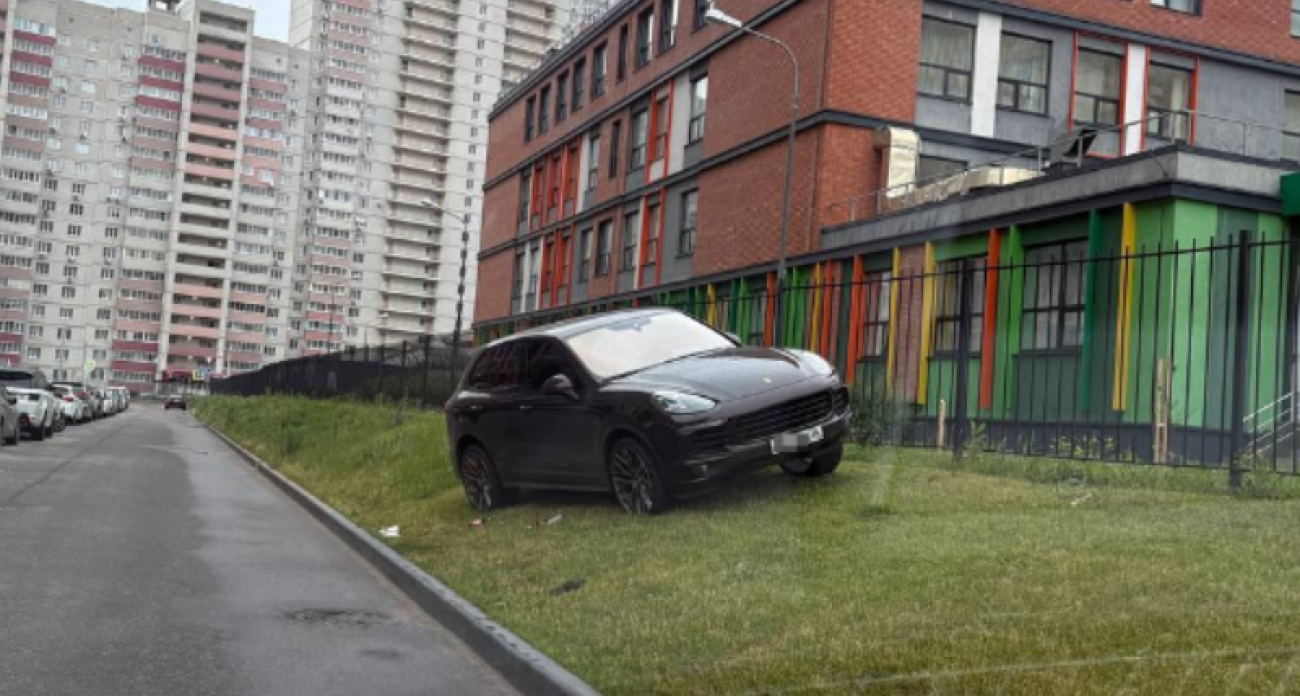Водитель Porsche припарковался на зеленом бугре в Воронеже