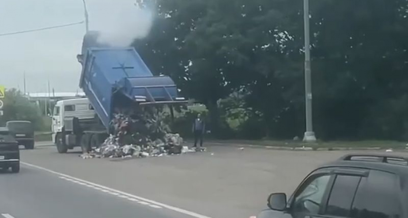 В Воронеже загорелся мусоровоз и рассыпал отходы на дорогу