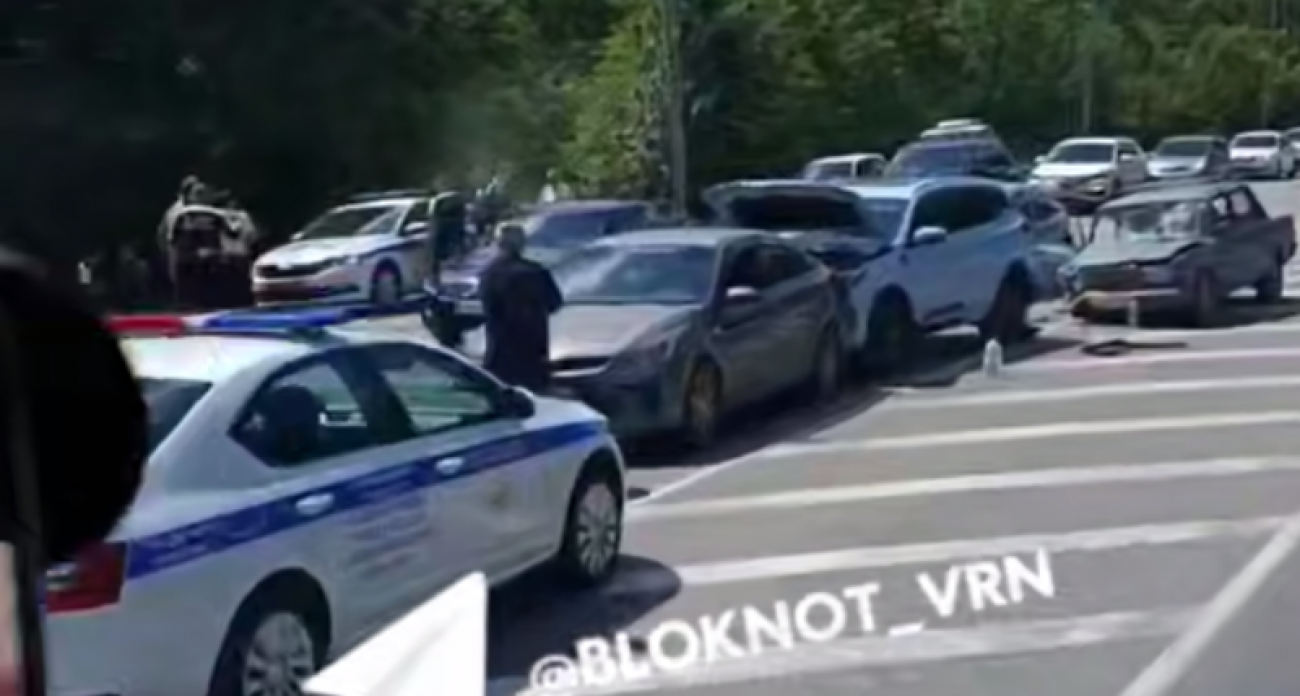 Четыре автомобиля столкнулись на выезде из Воронежа