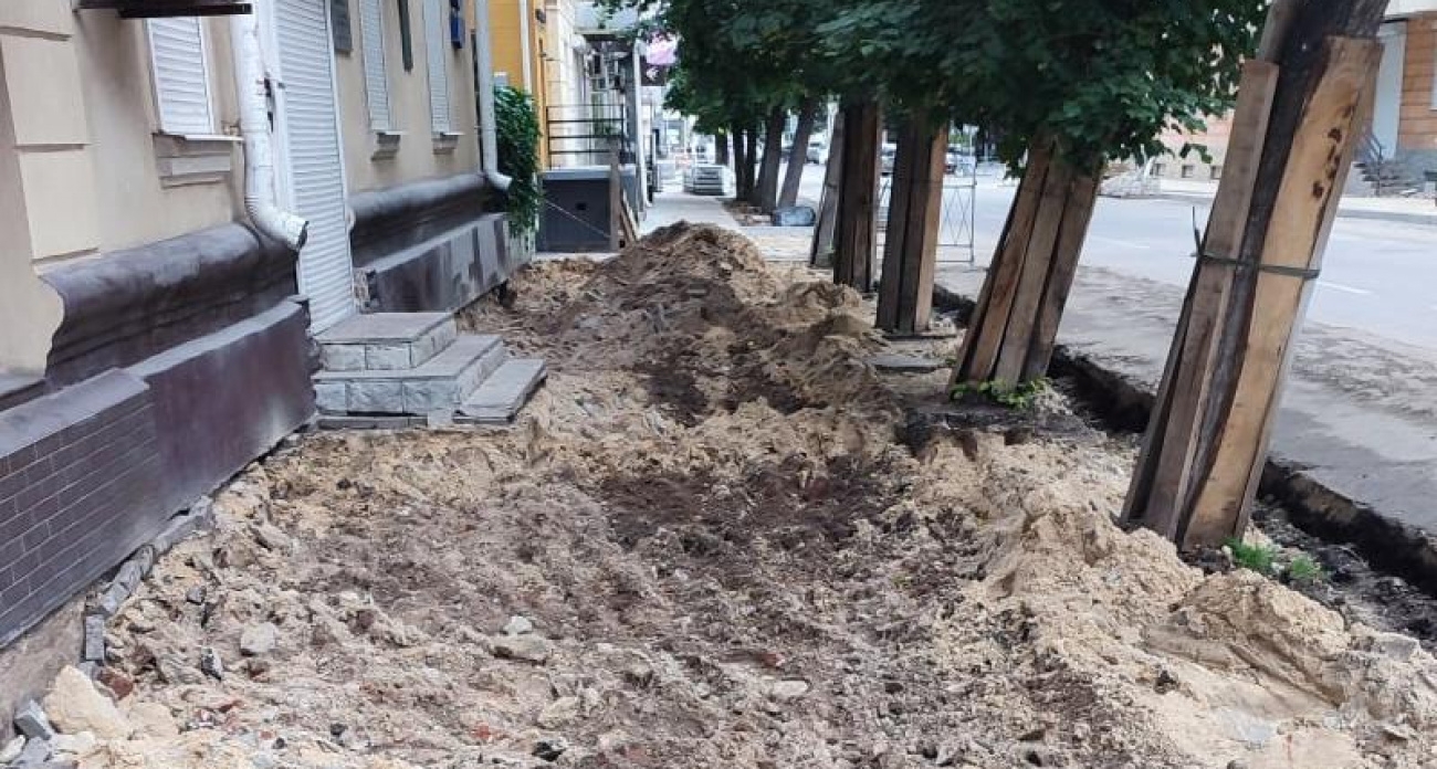 Тракторы уничтожают корни деревьев на трех улицах Воронежа при ремонте тротуаров