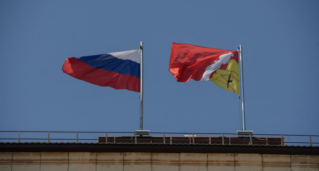 20 лет назад появились герб и флаг Воронежской области с символами эпохи Петра I