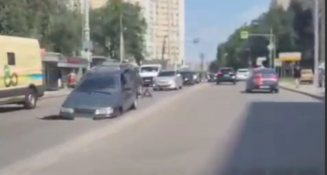Улица Переверткина "съела" автомобиль: машина провалилась в новую яму напротив месячной дыры