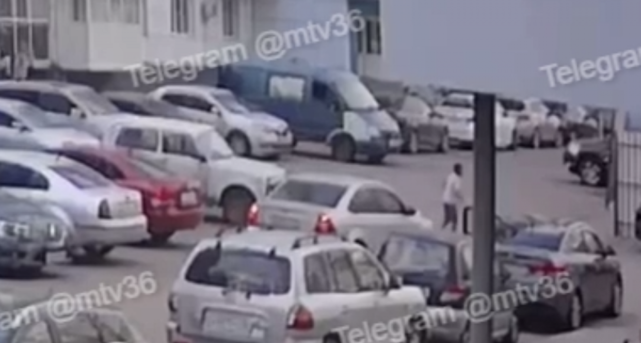 В Воронеже ребенок на самокате выехал прямо под колеса машины во дворе