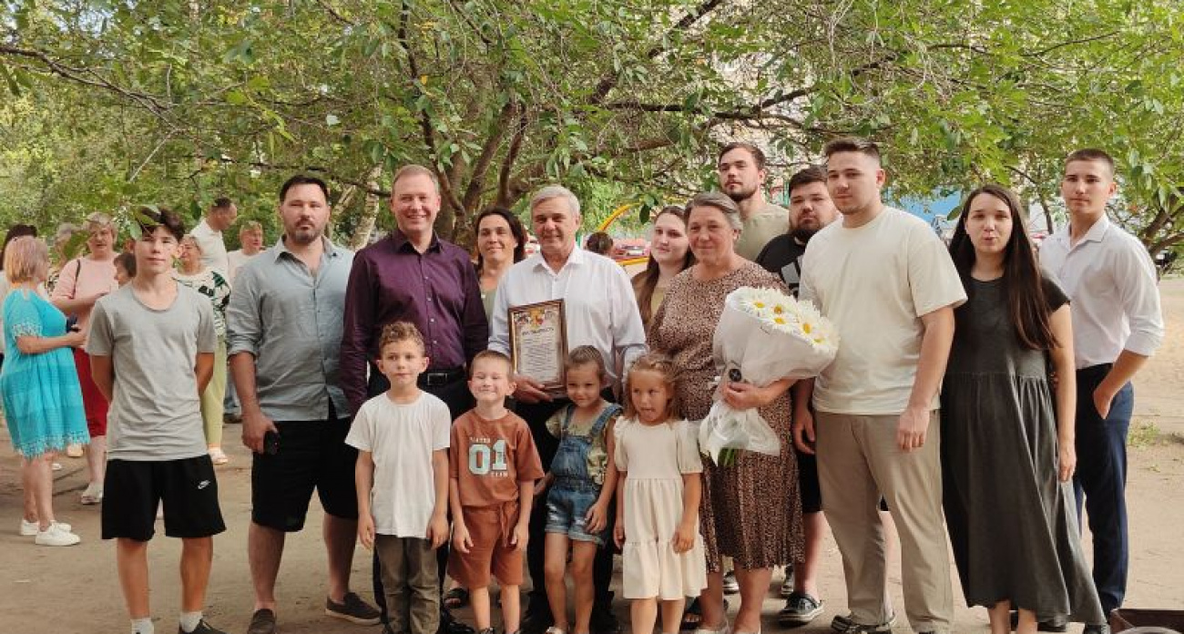 Жители дома на Хользунова взяли депутата "в заложники": детская площадка, асфальт и "лежачий полицейский"