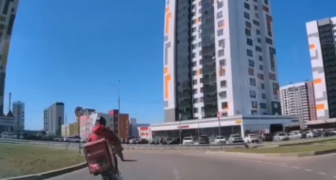В Воронеже курьер едва не попал под колеса автомобиля на кольце в микрорайоне "Шилово"