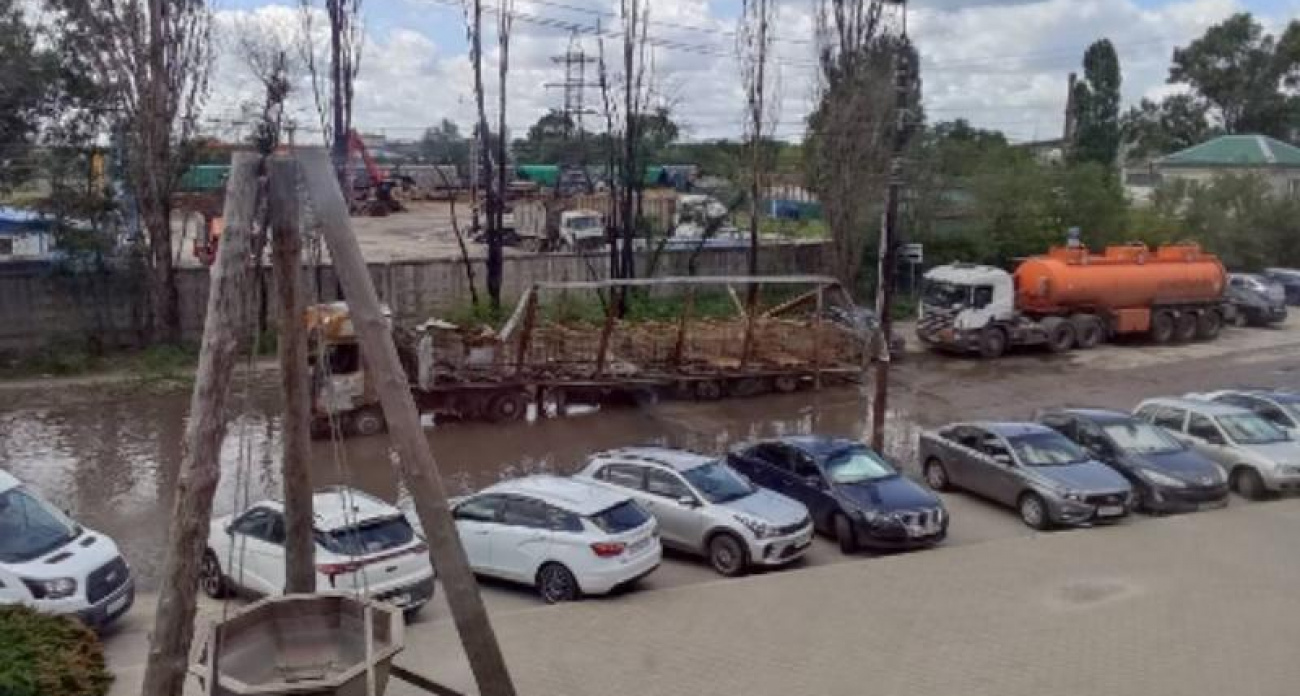 Сгоревший Mercedes Benz четыре месяца стоит у торгового центра в Воронеже