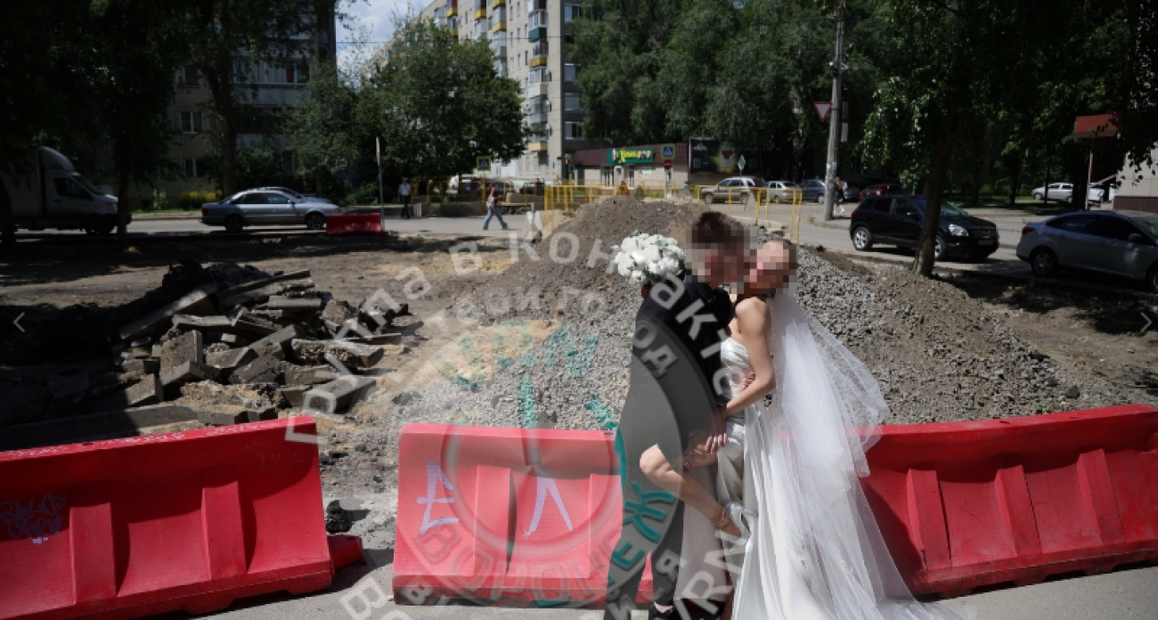 Молодожены из Воронежа стали звездами соцсетей, сфотографировавшись в свадебных нарядах на фоне раскопок у ЗАГСа