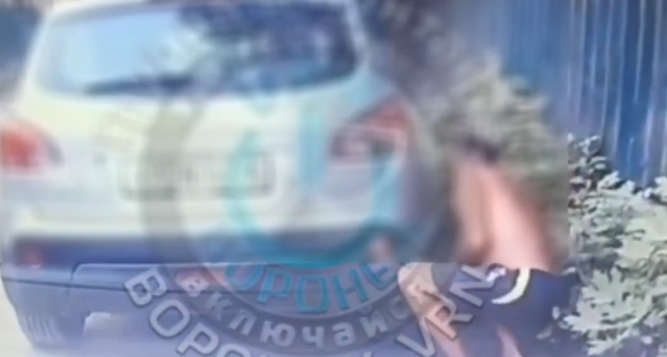 Под Воронежем мужчина спустил колесо машине из-за отказа платить 500 рублей за парковку у пляжа