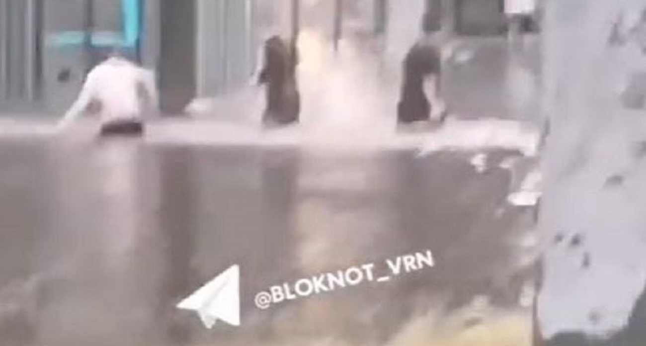 После 40-градусной жары Воронеж ушёл под воду: дети купаются у "Армады", машины тонут в салонах