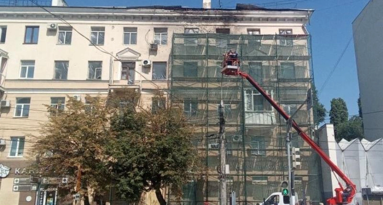 Воронеж: ремонт пятиэтажки после атаки беспилотника и заплыв молодежи - главные новости за 16.07.2025