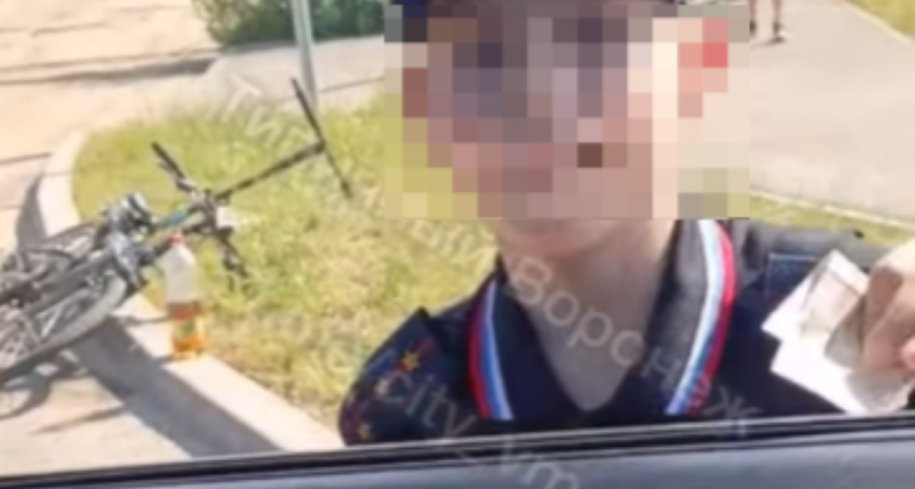 В Воронеже дети-"гаишники" штрафуют водителей в микрорайоне Шилово: "Ваши документы и штраф за ремень"