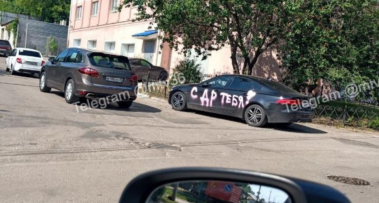 В Воронеже неизвестный разрисовал чужую машину розовой краской с надписью "С ДР ТЕБЯ"