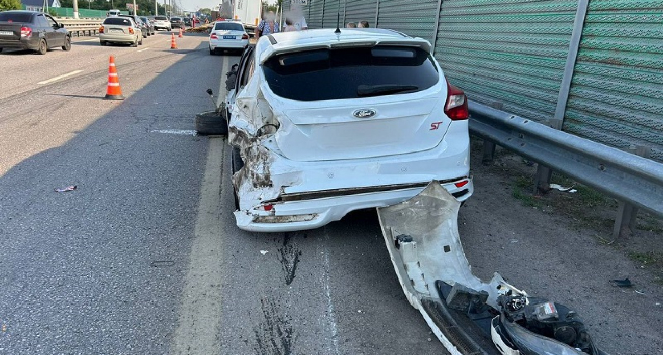 Ford Focus разнесло в щепки после столкновения с фурой на М-4 под Воронежем