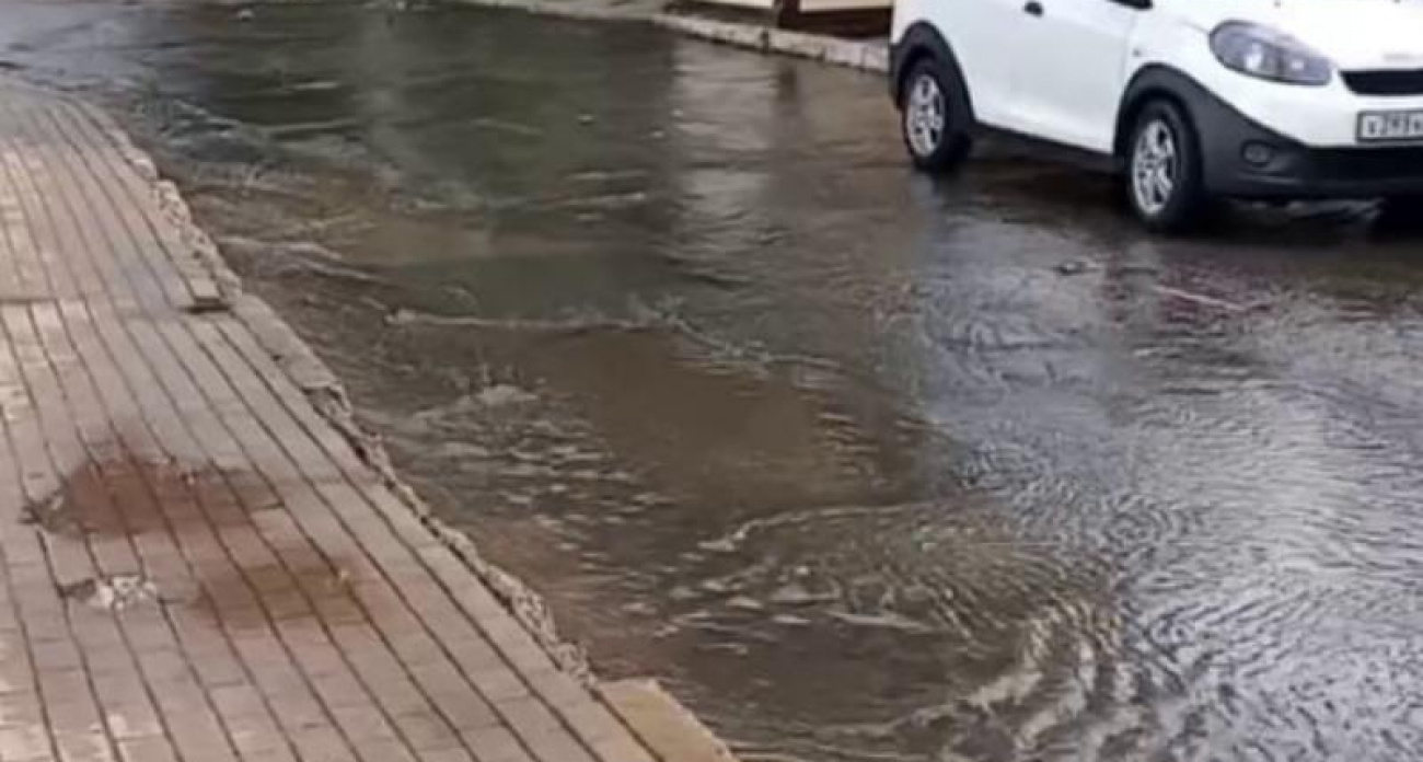 Река посреди города: в ЖК "Континент" второй день течёт прорванный водопровод, а коммунальщики бездействуют