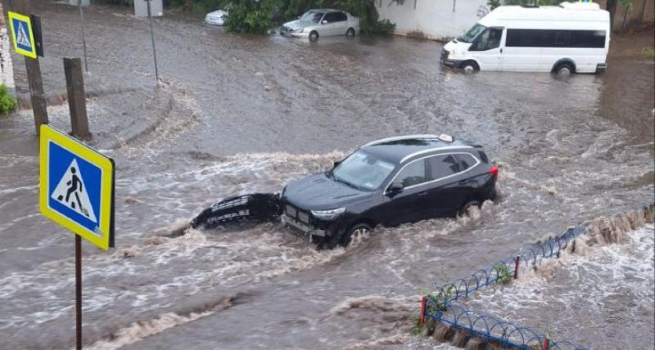 Воронеж ушел под воду: ливень затопил улицы Космонавтов и Центральную, мэрия объяснила причины потопа