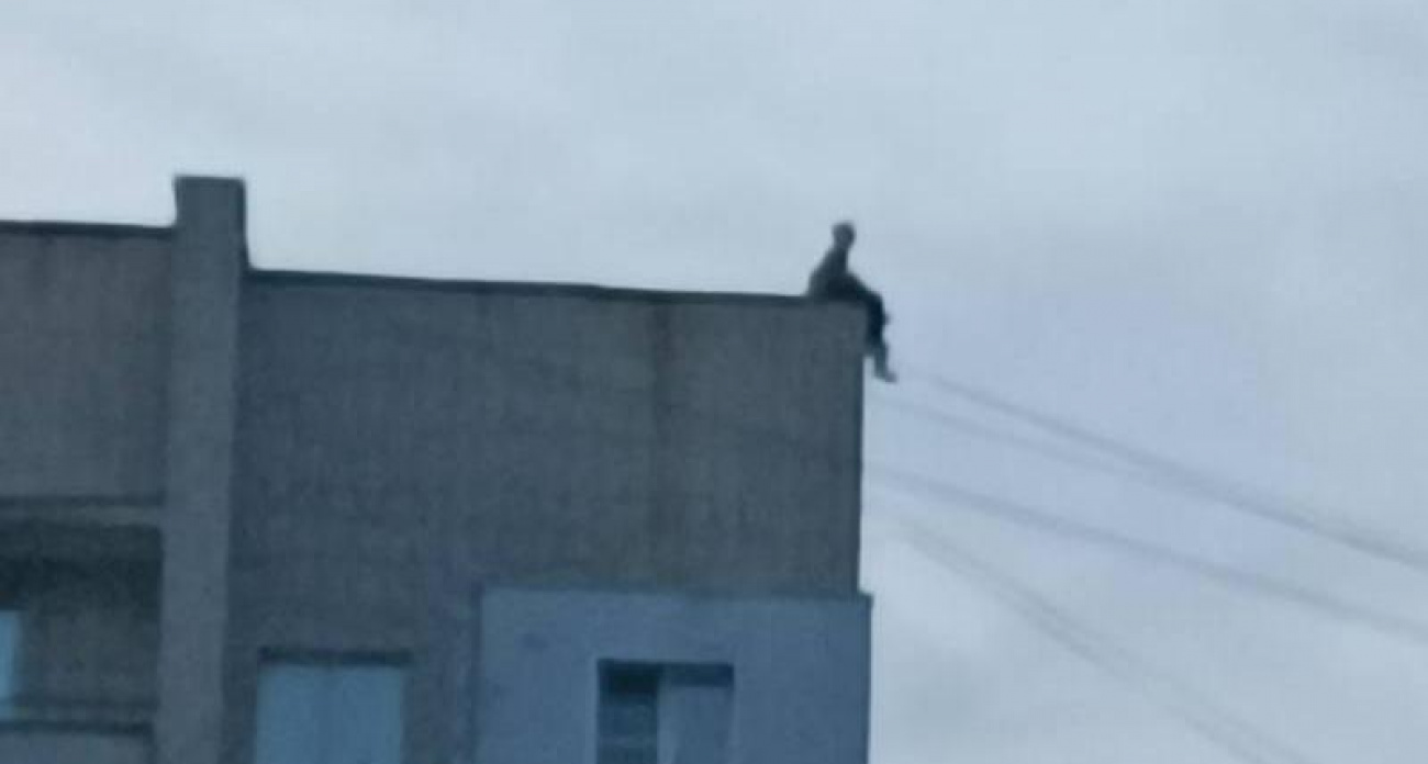 Школьники лазают по крышам многоэтажек в Воронеже и кидают кирпичи в жильцов