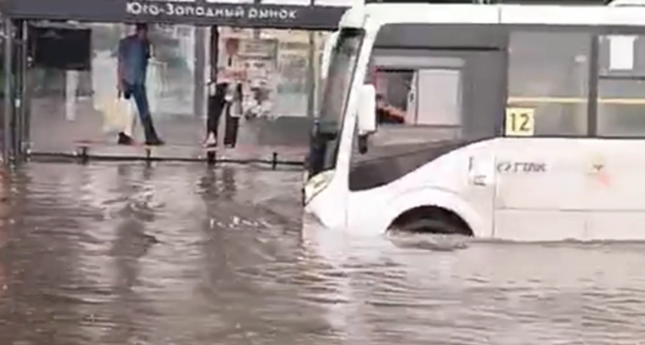 Воронежские дети устроили заплыв на затопленной дороге: автобус чудом не переехал ныряльщика