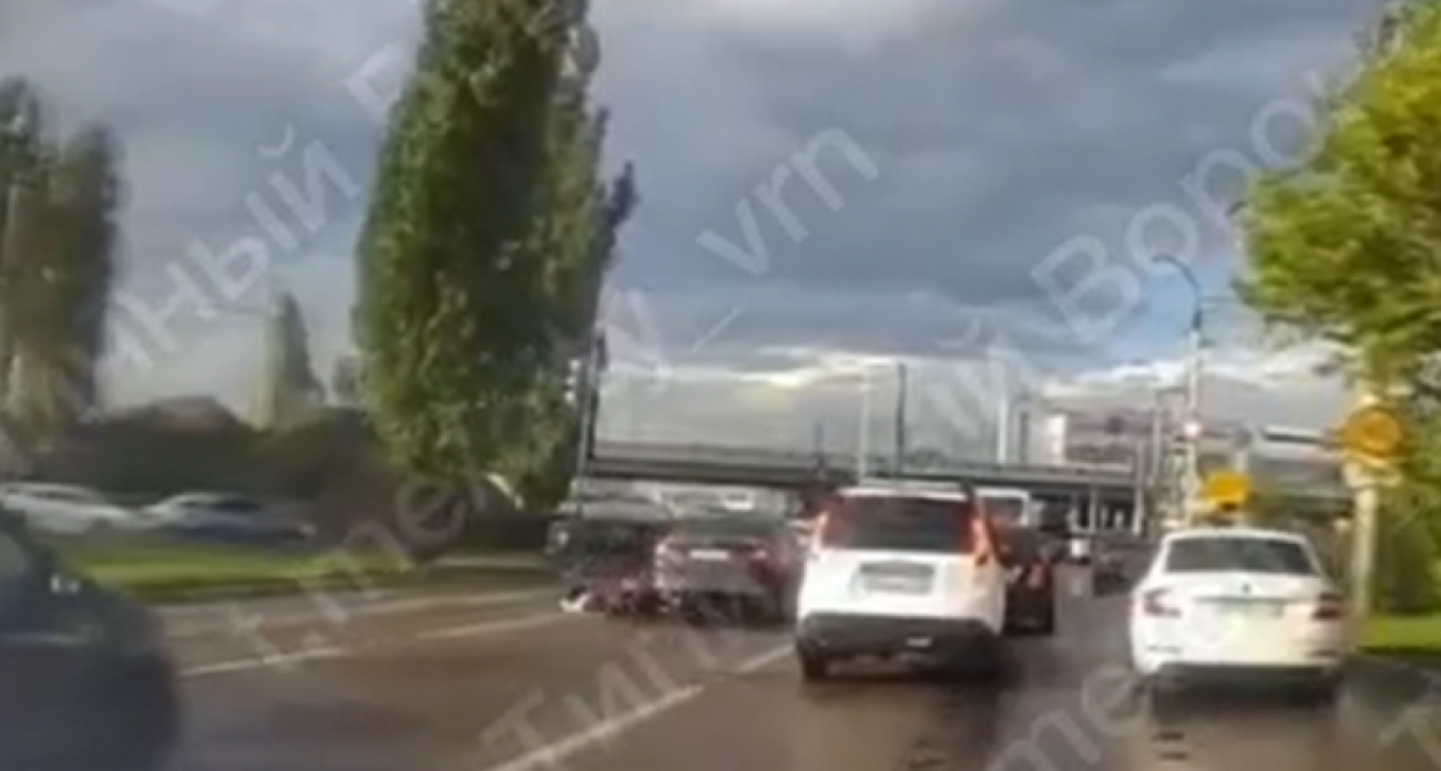 Самокатчик влетел в машину на Остужева в Воронеже, оглянувшись в неудачный момент