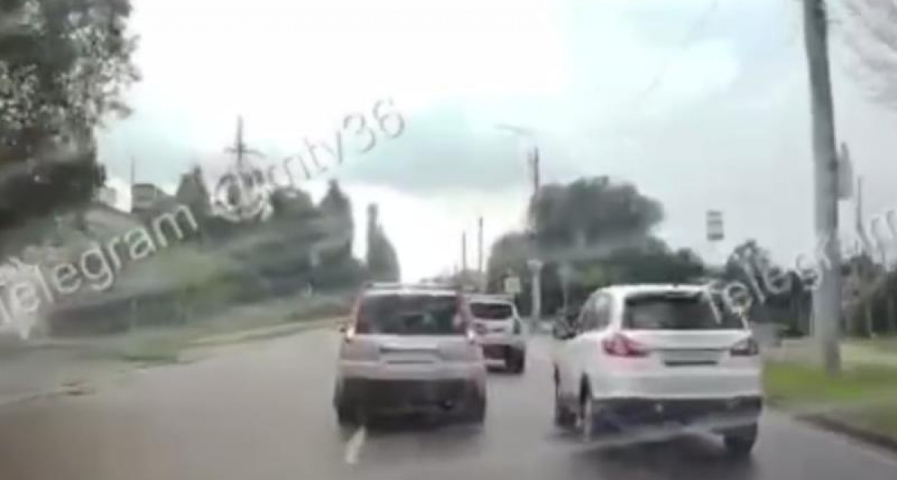 Водитель обогнал через сплошную и пешеходный переход, едва не врезался в грузовик, но обвинил в ДТП другого
