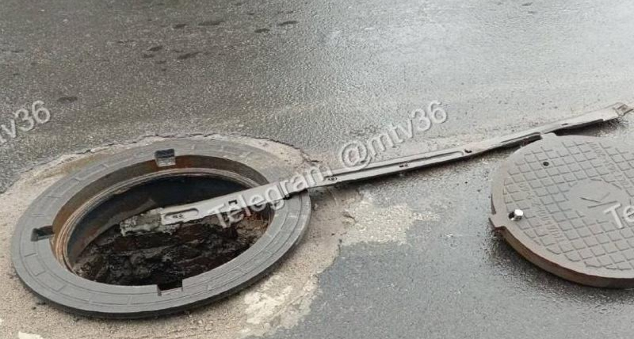 В Воронеже водитель на полном ходу влетел в незащищённый люк на улице Димитрова