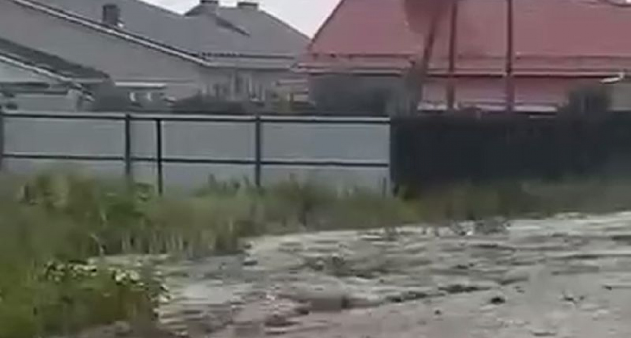 Новый асфальт превратил улицу Ставонина в полноводную реку после первого же дождя