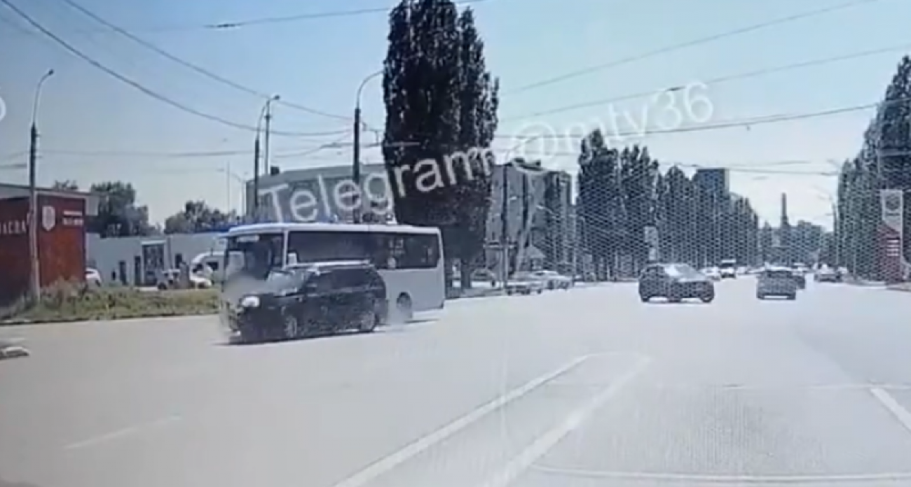 Автомобиль влетел в автобус на встречке у ТЦ "Максимир" в Воронеже — момент удара попал на видео