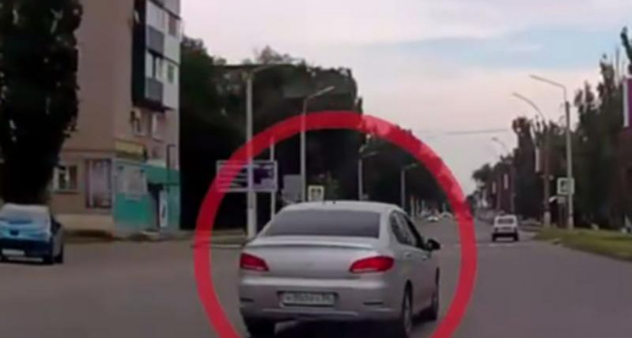Водителя Peugeot оштрафовали на 7500 рублей после жалобы очевидцев в чат-бот ГИБДД