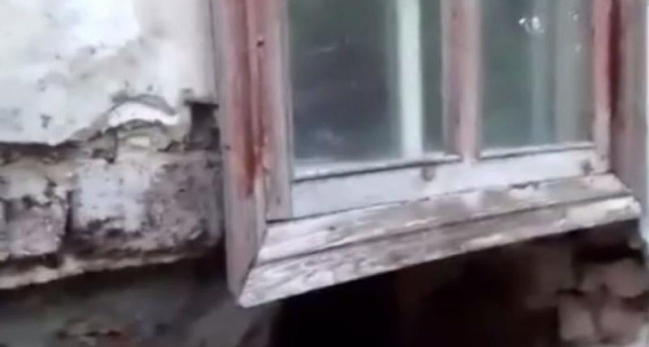 70-летний дом в Воронежской области буквально разваливается на глазах у соседей: кирпичи сыплются под окна