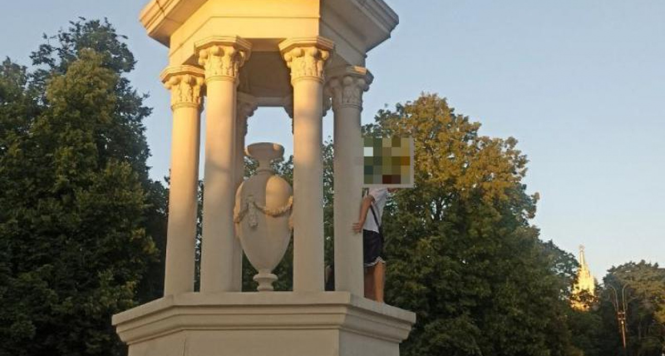 Компания тинейджеров устроила фотосессию на вершине фонтана в центре Воронежа