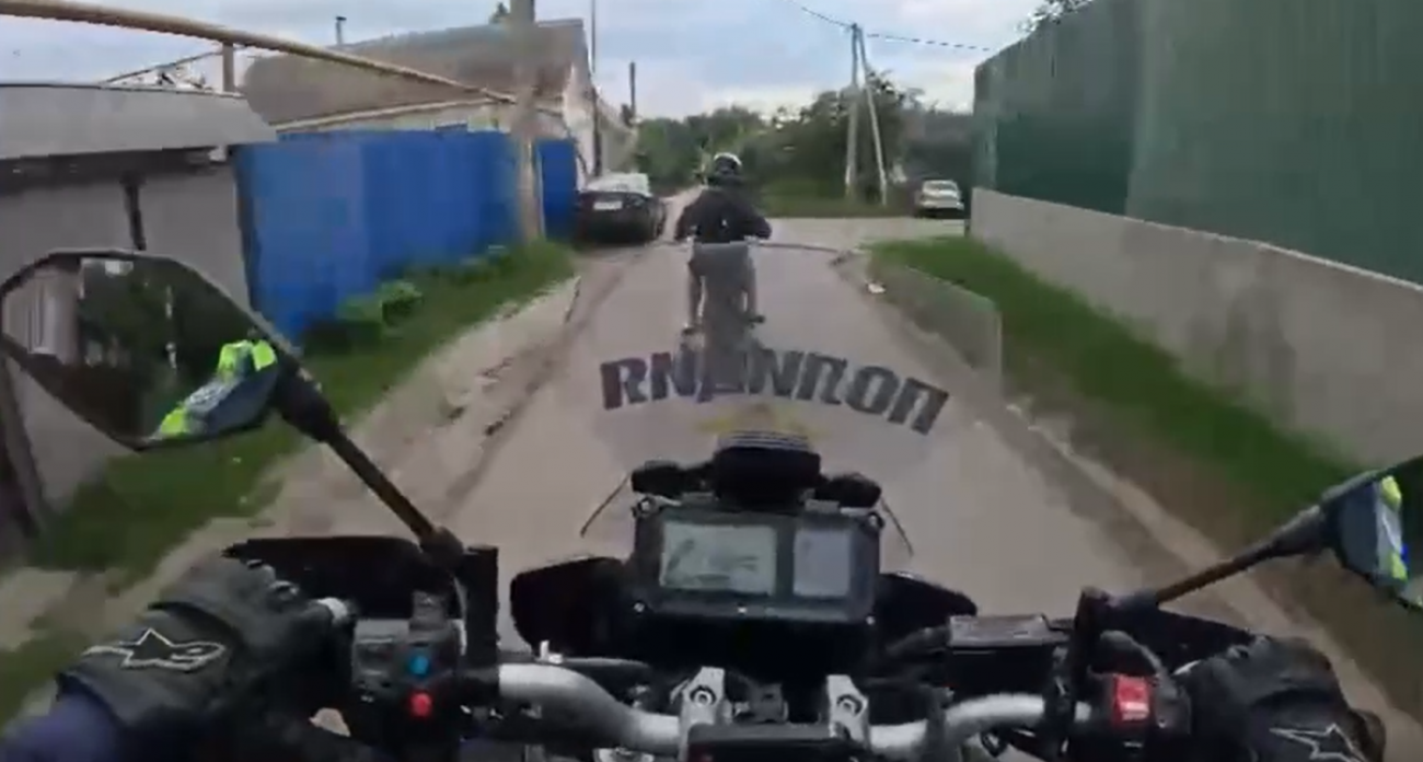 13-летний школьник устроил погоню на мопеде: гонял по тротуарам и газонам, убегая от ГИБДД