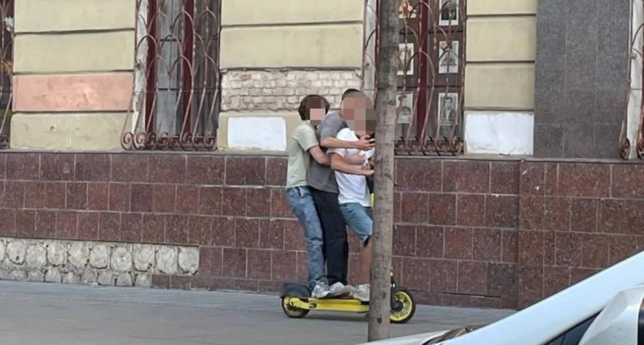 Трое подростков втиснулись на один самокат в Воронеже: олимпийская координация или нарушение ПДД?