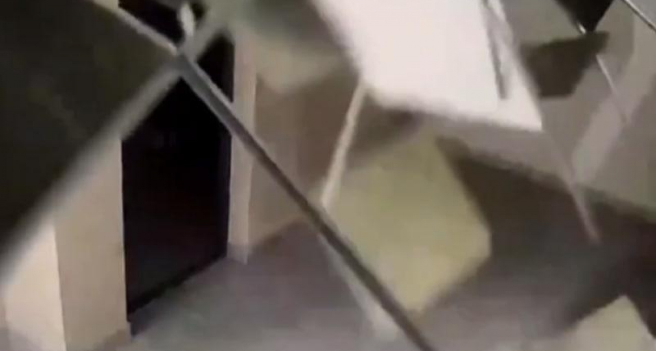 После недельного потопа с 12 этажа в воронежской новостройке обрушился потолок подъезда