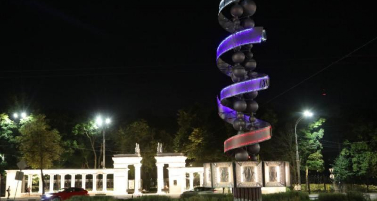 14-метровая "Молекула ДНК" засияла триколором ко Дню ВДВ после масштабной реконструкции