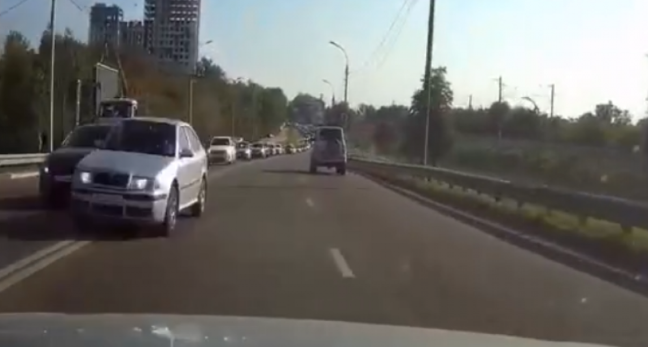 Skoda на встречке через двойную сплошную едва не устроила лобовое ДТП на улице Ленина в Воронеже