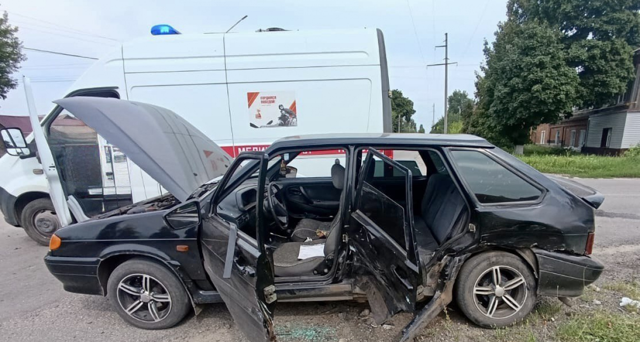 Младенец и 9-летний ребенок пострадали в столкновении ВАЗа и Ford в Борисоглебске