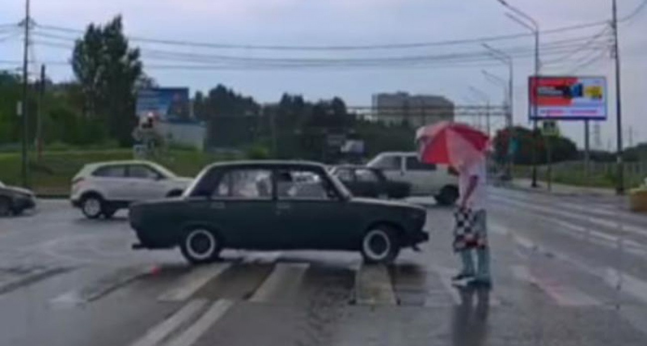 Лихач пересек две сплошных и едва не сбил пешехода на зебре в Воронеже