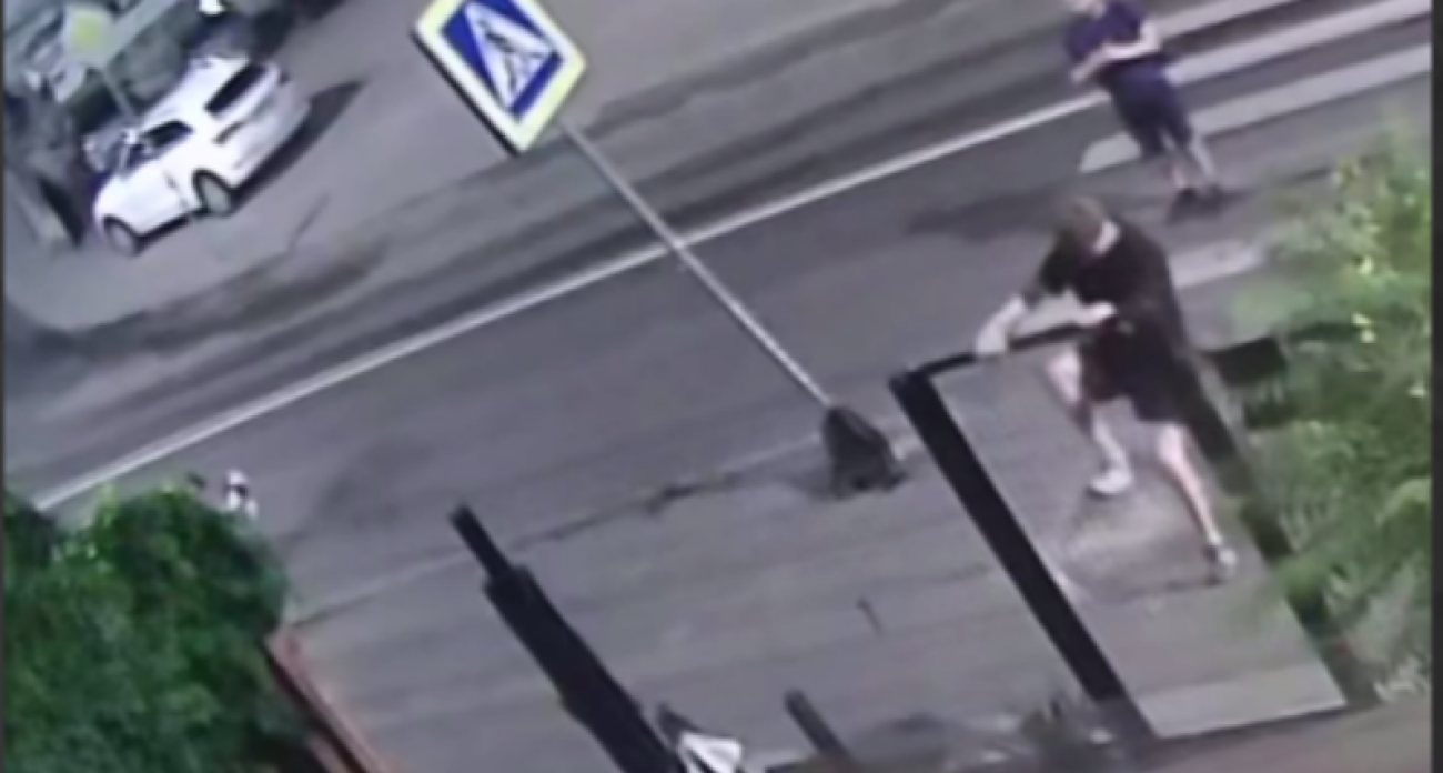Полоса препятствий ради плюшевого мишки: воронежцы попали на видео, перелезая через забор за гигантской игрушкой