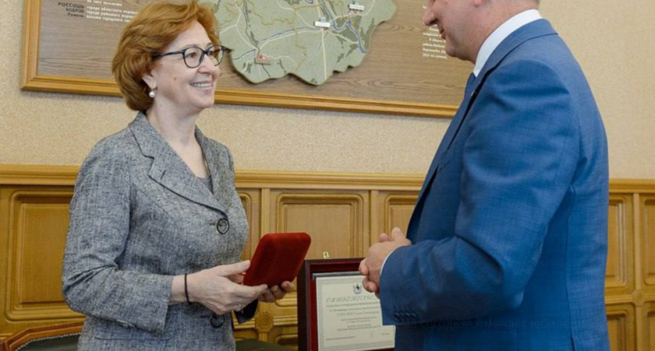 Супруга экс-губернатора Гордеева получила 100 тысяч рублей к медали от его преемника
