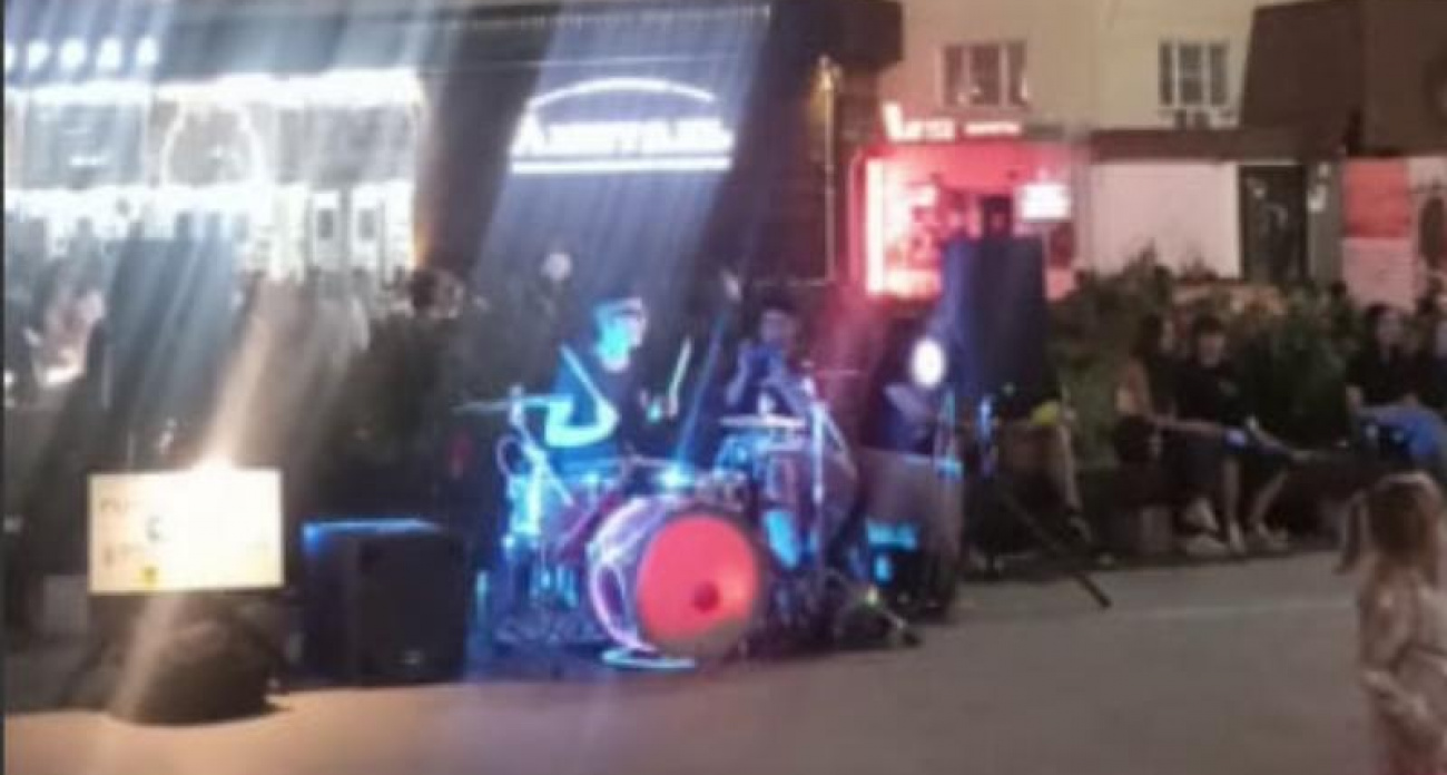 Уличный музыкант превратил центр Воронежа в танцпол под "Макарену" возле кинотеатра "Пролетарий"