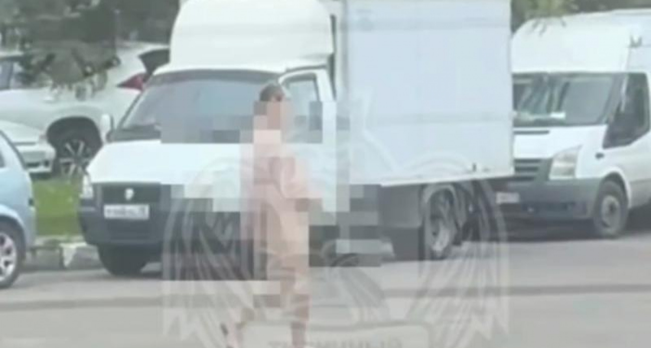 Голый мужчина невозмутимо прогулялся по улице Космонавтов: воронежцы говорят о летнем обострении