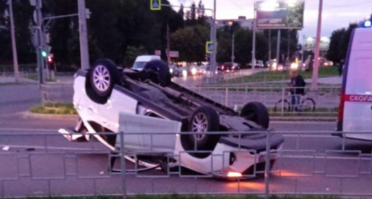 51-летний водитель проехал на красный и перевернул HAVAL с подростком в Воронеже