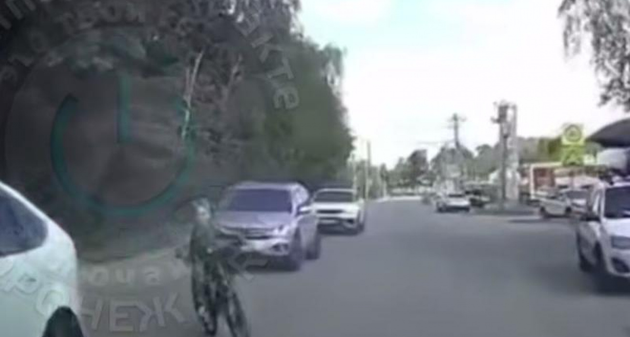 Мальчик на велосипеде выскочил из посадок прямо под колеса машины в Воронеже