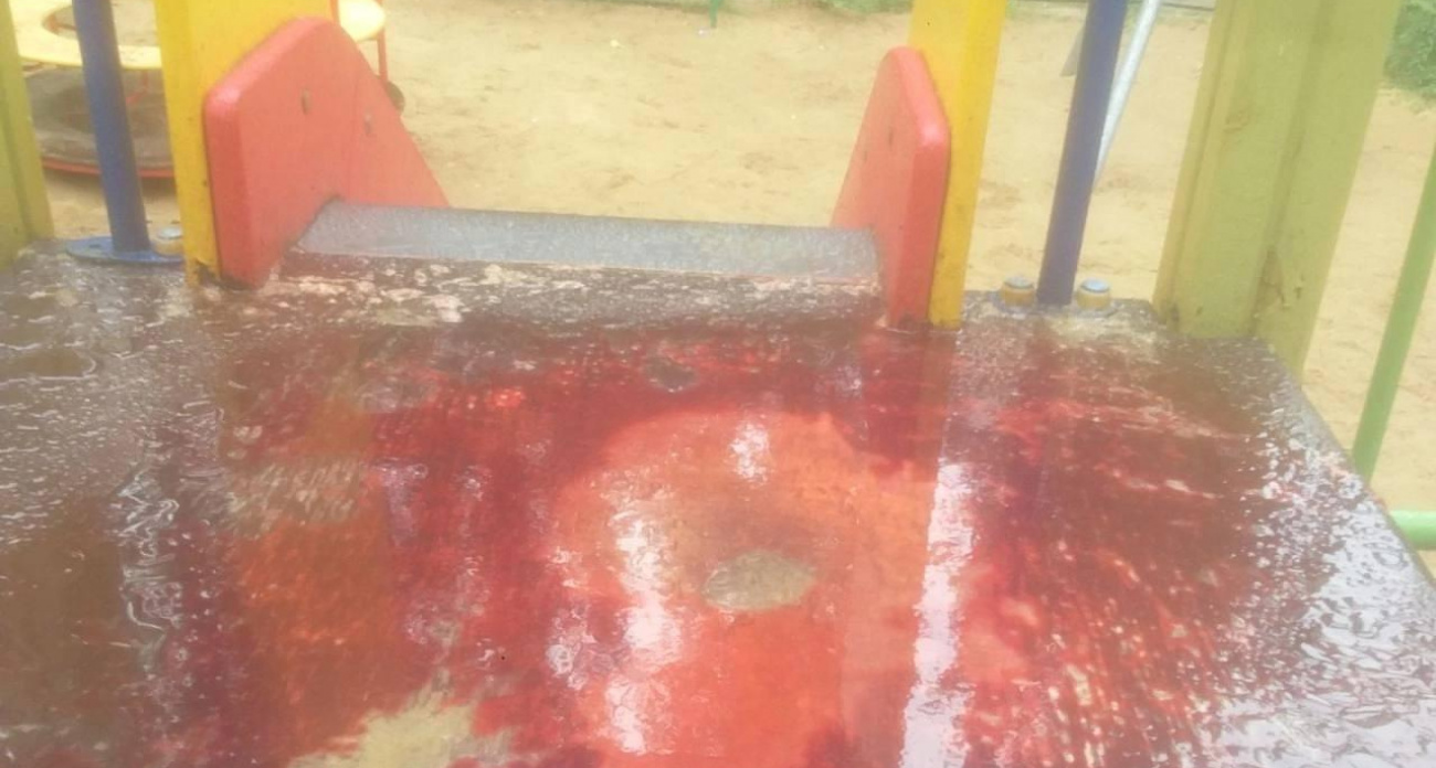 Вандалы второй раз залили детскую площадку на Перевёрткина маслянистой жидкостью